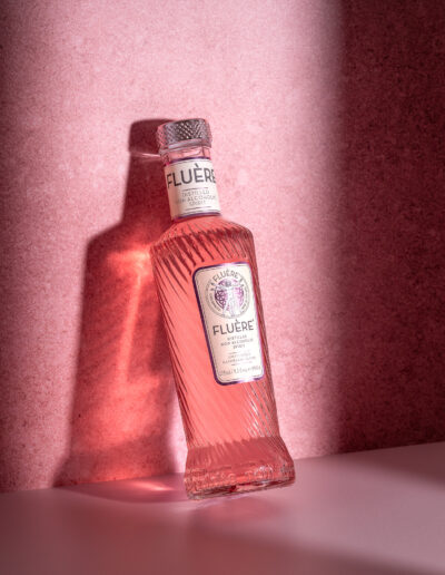 Roze Fluere fles in roze setting