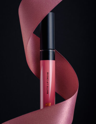 Lipgloss met zwevend roze lint