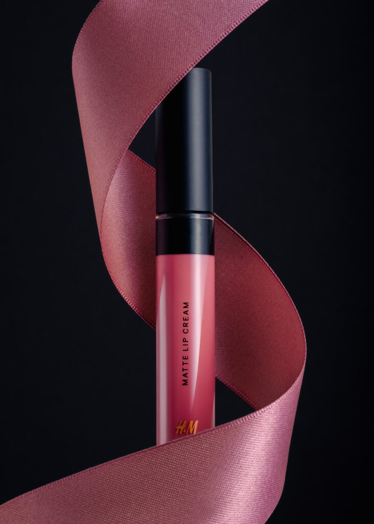Lipgloss met zwevend roze lint