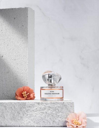 H&M Parfum in een stoere setting met bloemen