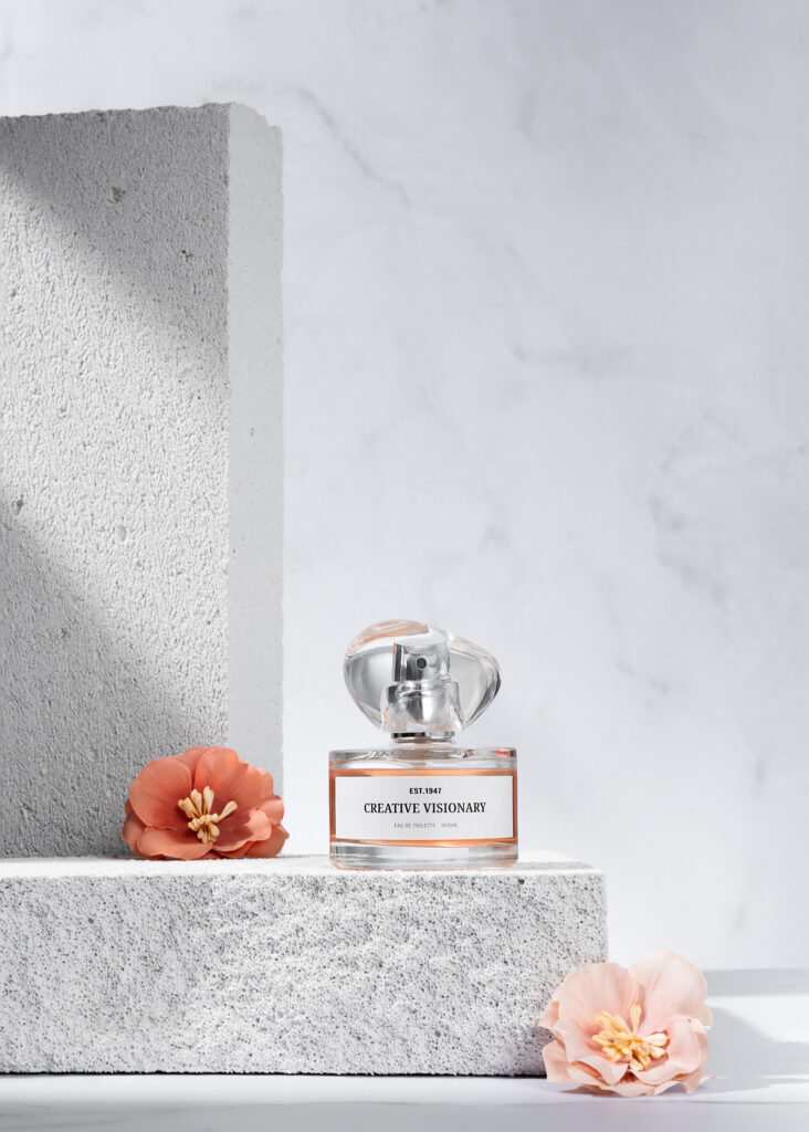 H&M Parfum in een stoere setting met bloemen